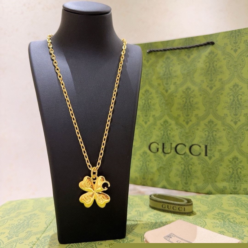 G*u*i necklaces